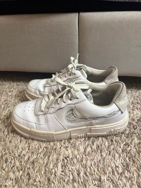 Nike Women’s White and Grey Low-Top Sneakers